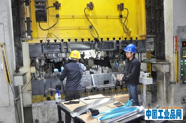 东莞横沥镇的中泰模具厂,两名工人正在生产某汽车零部件