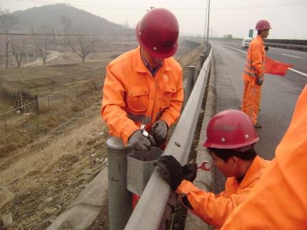 河南省高速波形护栏板供应商，选择我们，选择放心，选择专业。