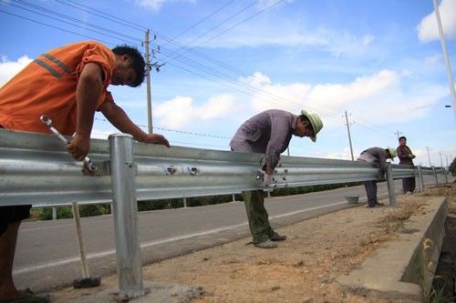 河北省石家庄，保定市高速护栏板多少钱 米？厂家报价。