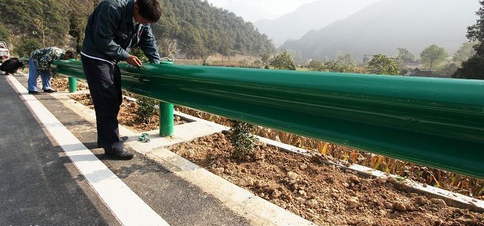 新疆省高速波形护栏板多少钱 米？