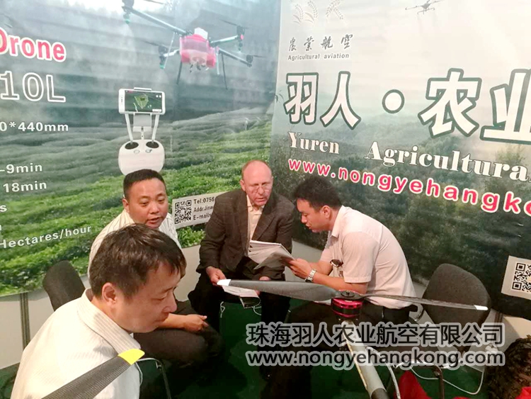 与参展商会谈.jpg