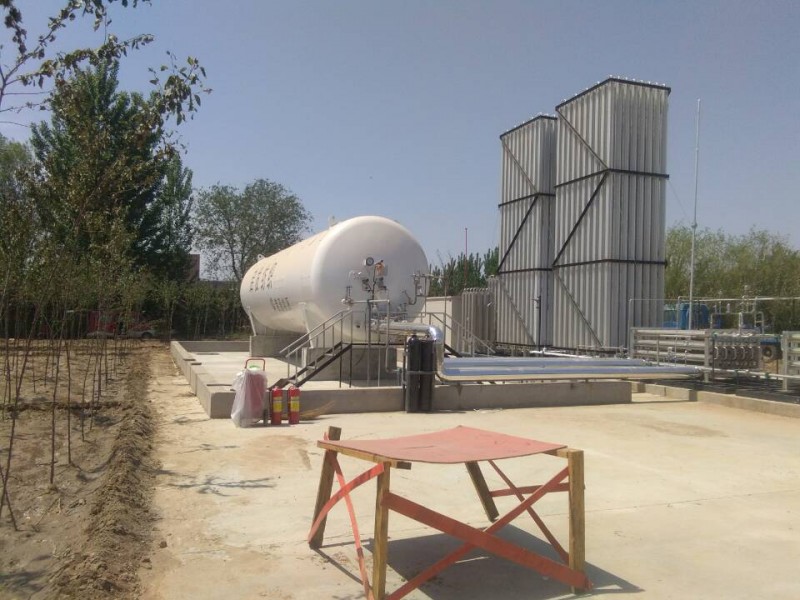 卸车时,为防止lng储罐内压力升高而影响卸车速度,当槽车中的lng