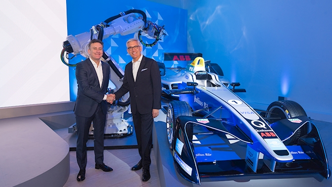 Formula E的创始人兼 席执行官Alejandro Agag和ABB 席执行官Ulrich Spiesshofer