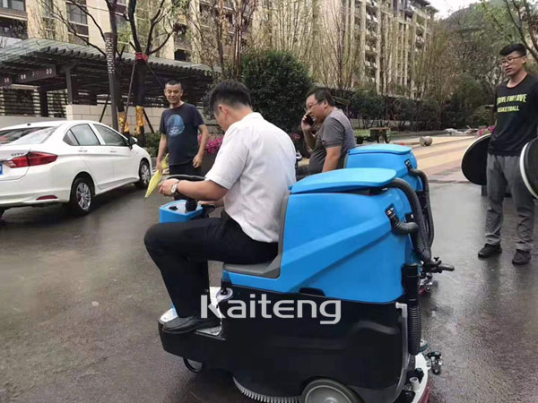 物业小区驾驶式洗地机